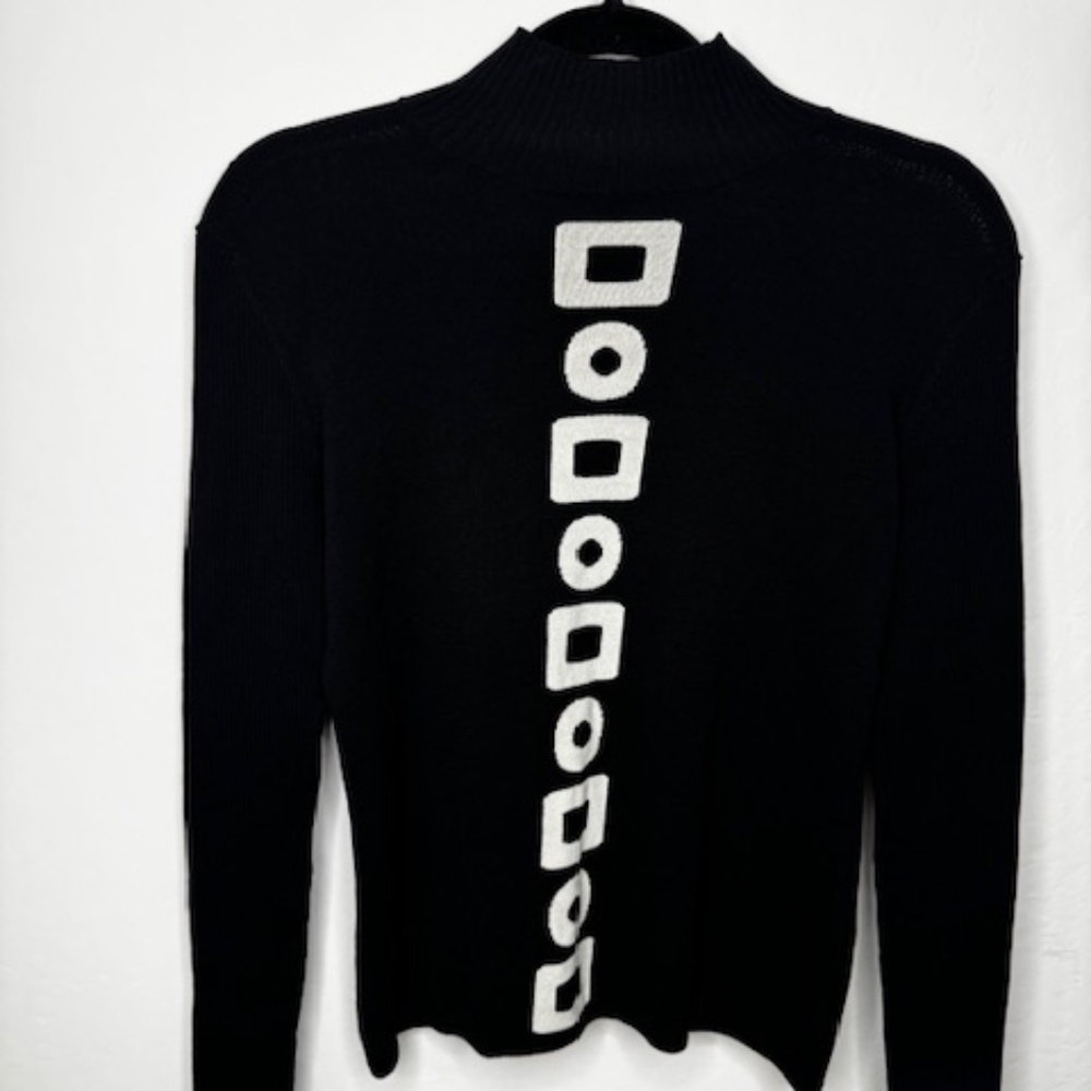 Laurel Vintage women's turtle neck Sweater with White Geometric Print